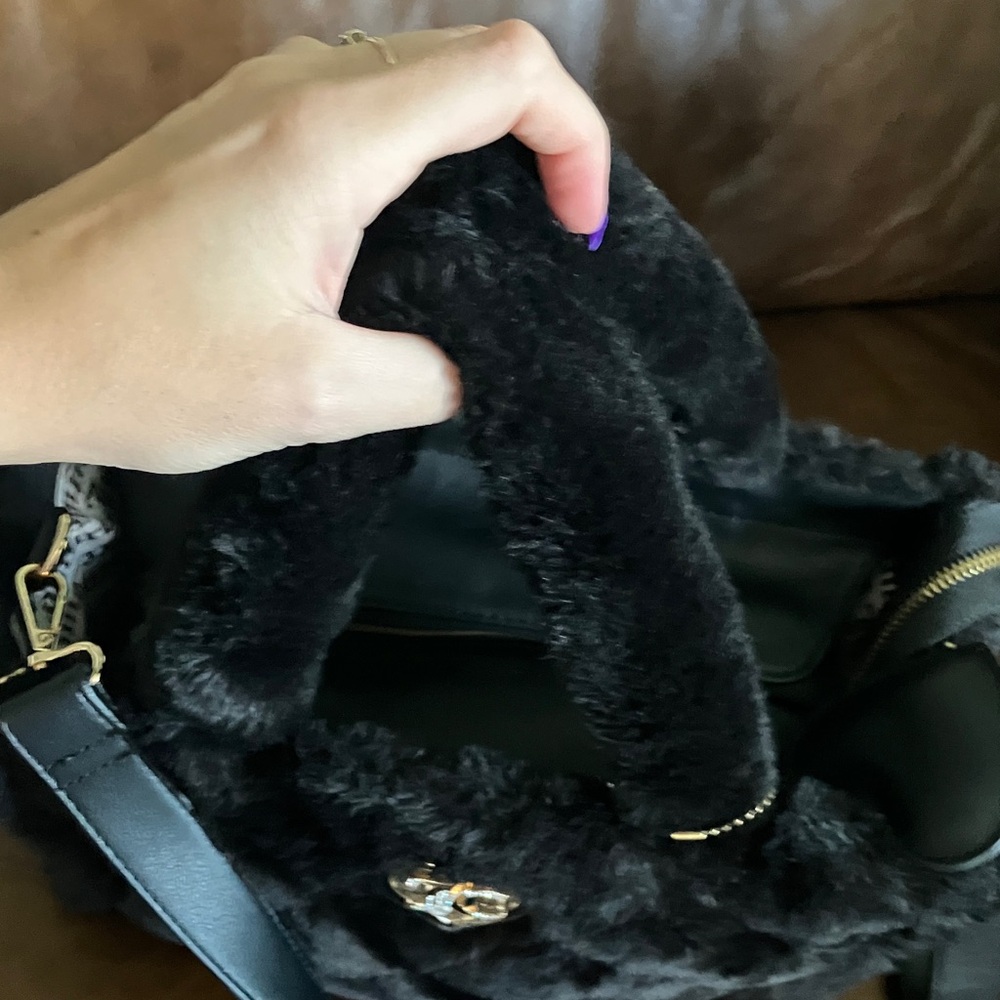 Black Faux Fur Handbag with Heart Charm JUICY COUTURE - Picture 11 of 13